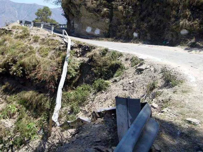 Jammu: वाहन खाई में गिरने से दो लोगों की मौत